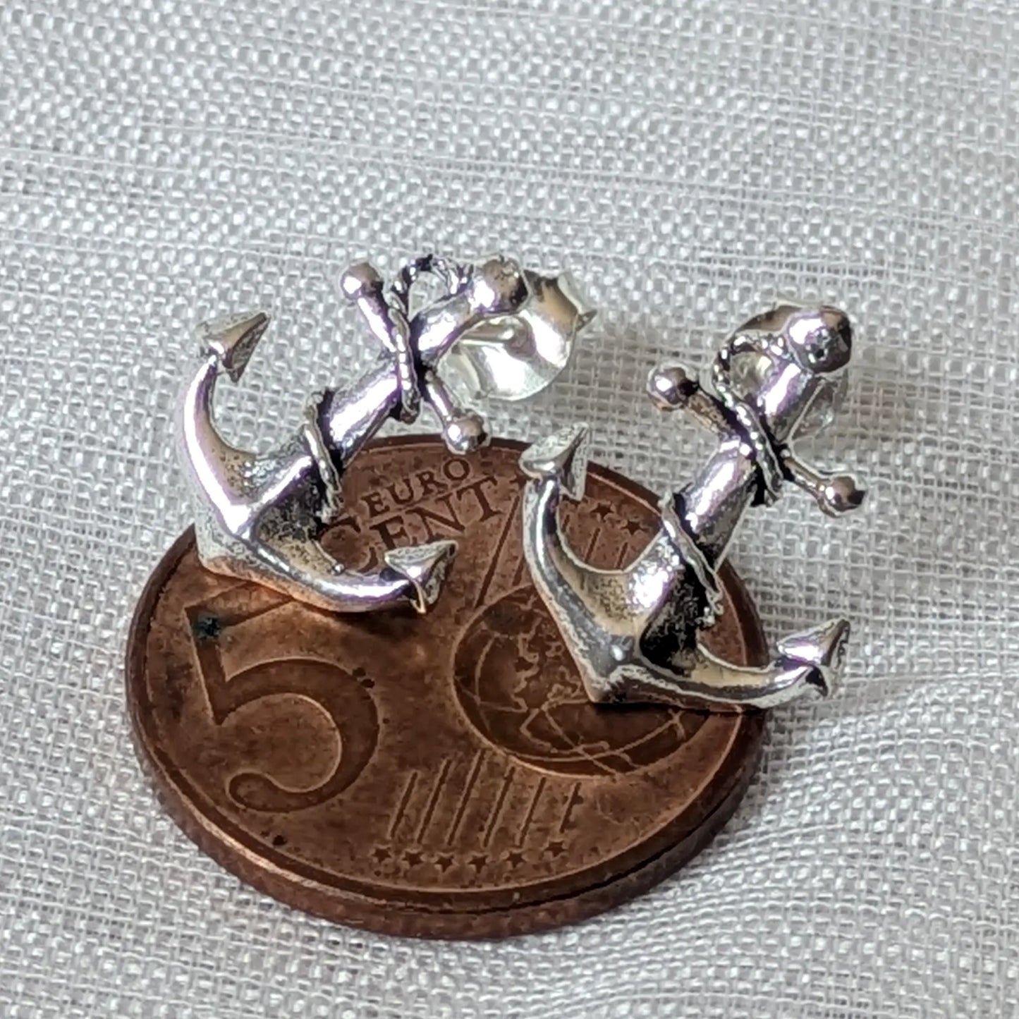 Größenvergleich: Kleine Anker Ohrstecker 925 Silber platziert auf einer 5-Cent-Münze