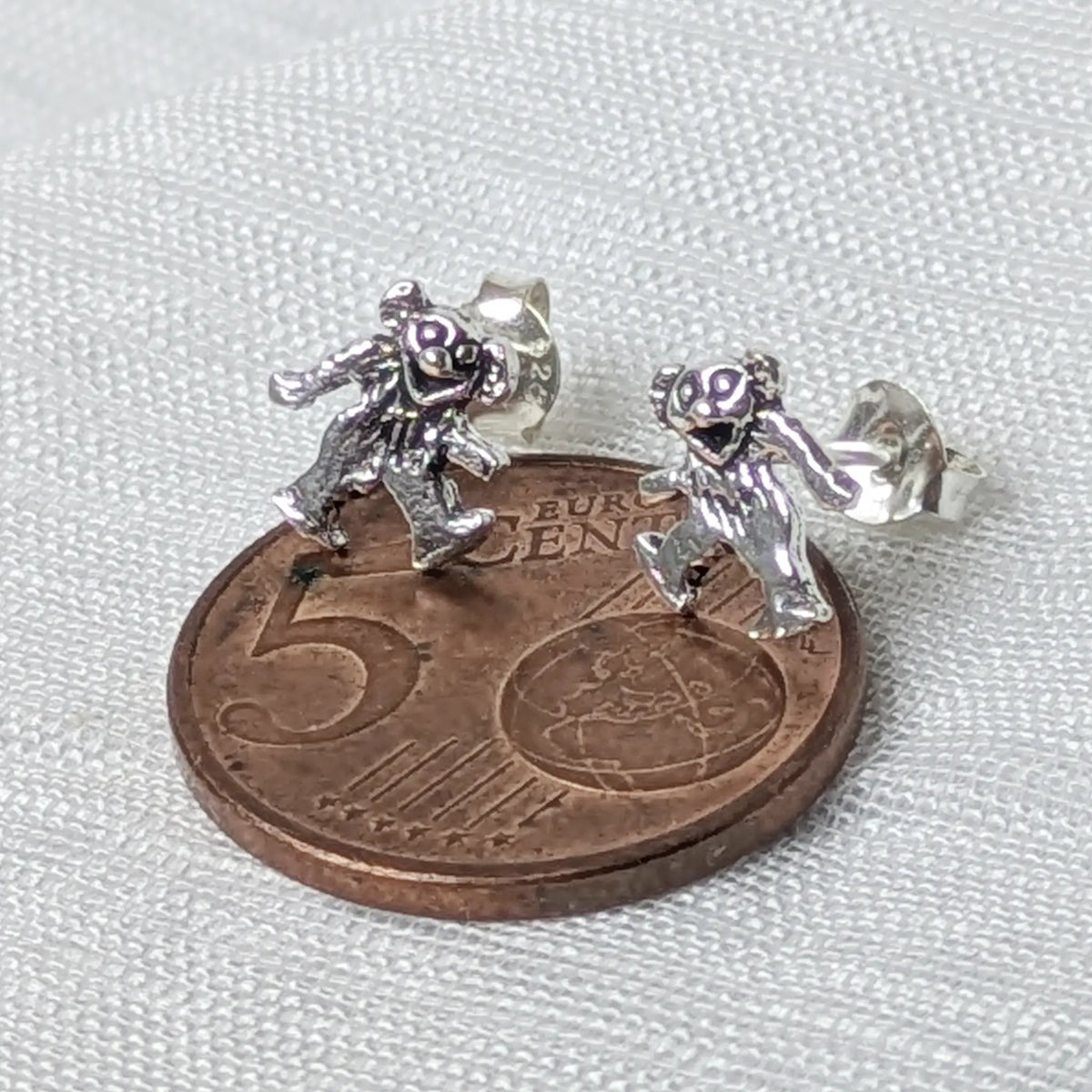 Größenvergleich: Kleine Silber Ohrstecker Tanzbär liegend auf einer 5-Cent-Münze.