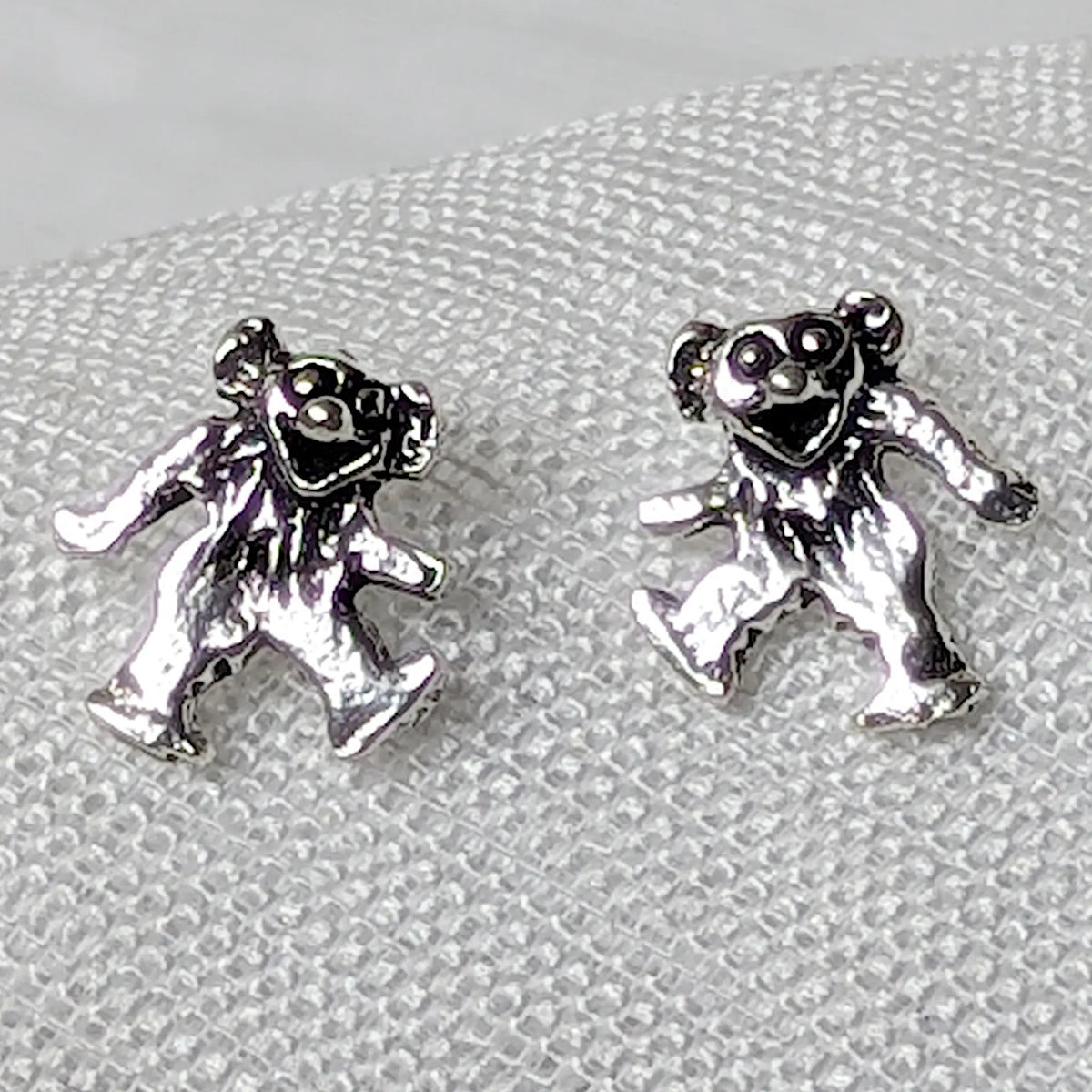 Nahaufnahme der detailreichen Silber Ohrstecker im Tanzbär-Design aus 925 Sterling Silber.