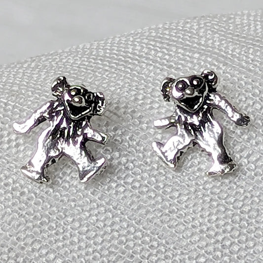 Nahaufnahme der detailreichen Silber Ohrstecker im Tanzbär-Design aus 925 Sterling Silber.