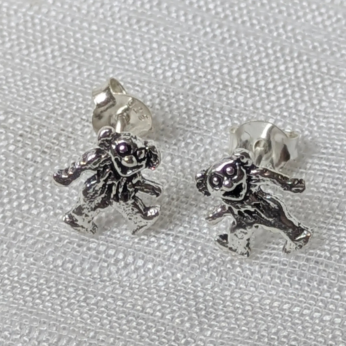 Frontalansicht der verspielten Bären-Ohrringe, glänzendes 925 Silber.