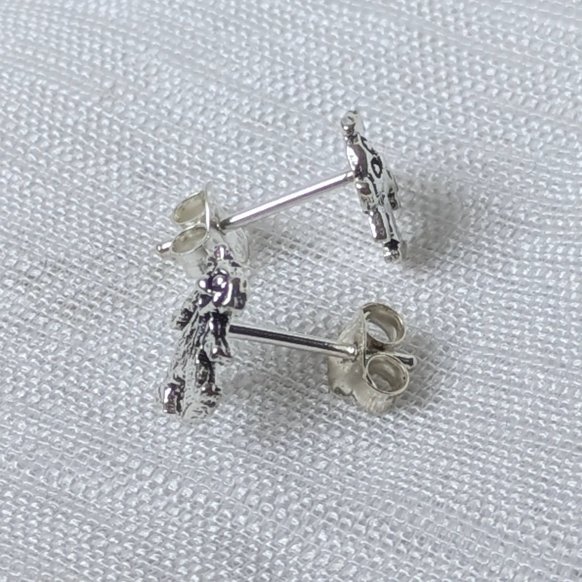 Seitenprofil der Silber Ohrstecker Tanzbär, zeigt die Tiefe des Bären-Motivs.