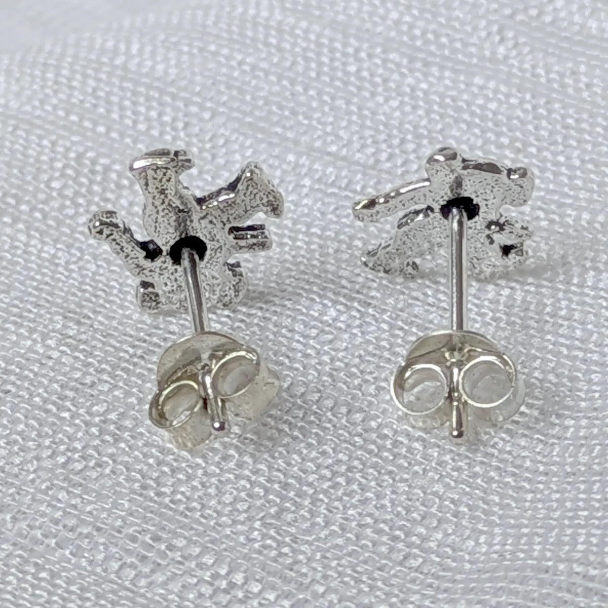 Rückseite und sicherer Schmetterlingsverschluss der 925 Silber Ohrstecker Bär.