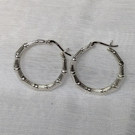 Detailansicht der Bambus-Struktur der 925 Silber Creolen.
