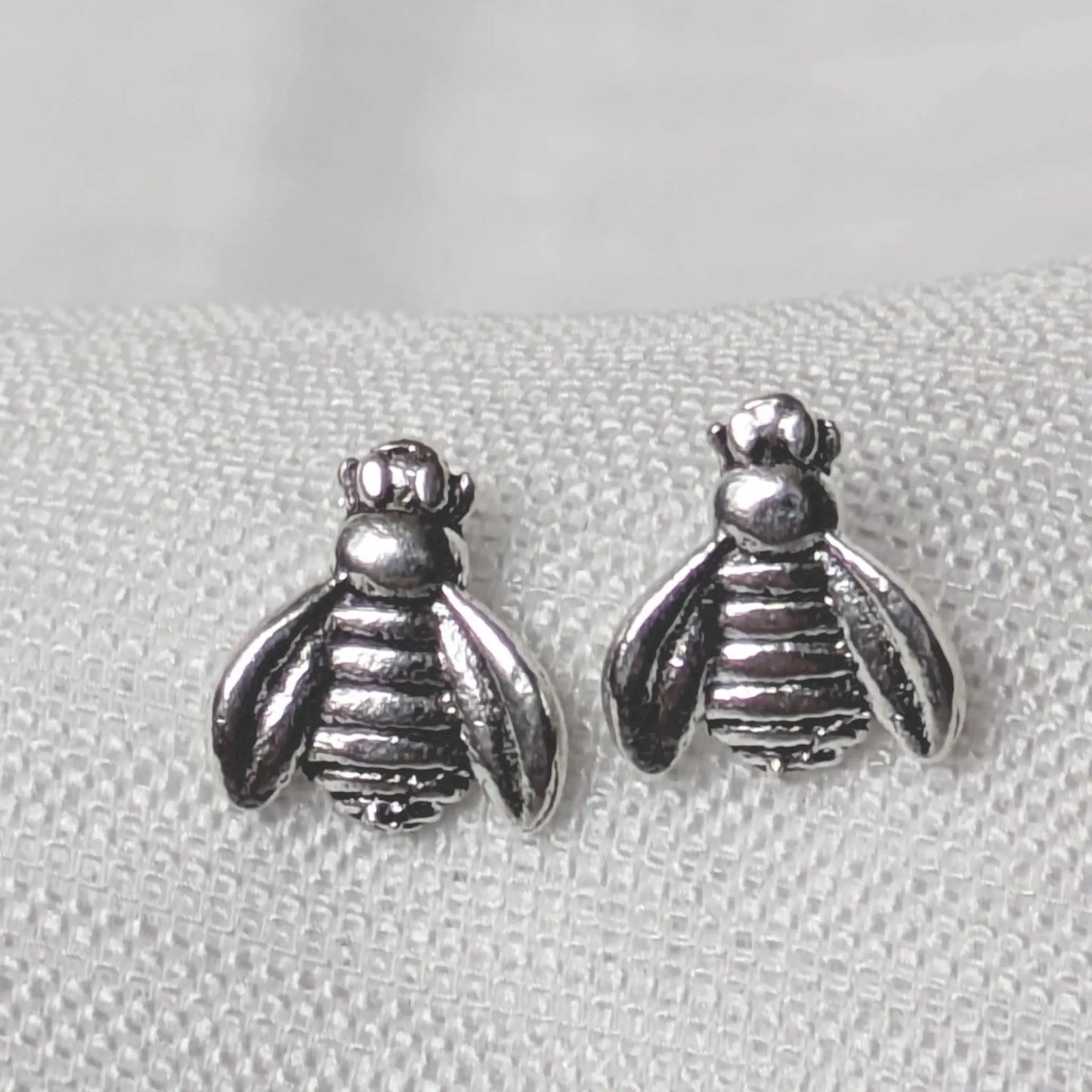 Detailansicht Bienen Ohrstecker aus 925 Sterling Silber mit feinen Flügelstrukturen.