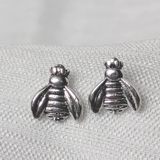 Detailansicht Bienen Ohrstecker aus 925 Sterling Silber mit feinen Flügelstrukturen.