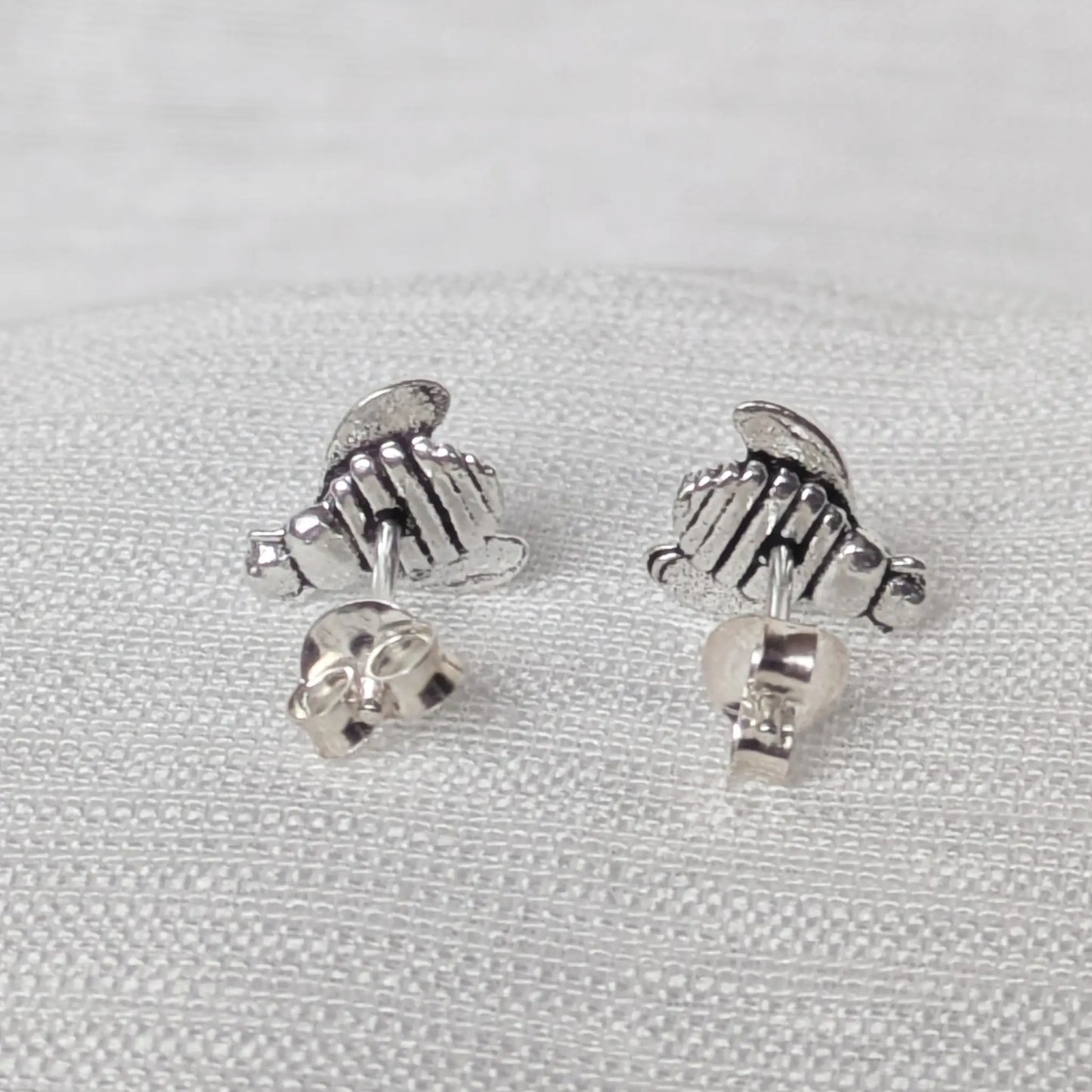 Rückseite der Tier-Ohrstecker mit 925 Silber Stempel und Verschluss-Stift.