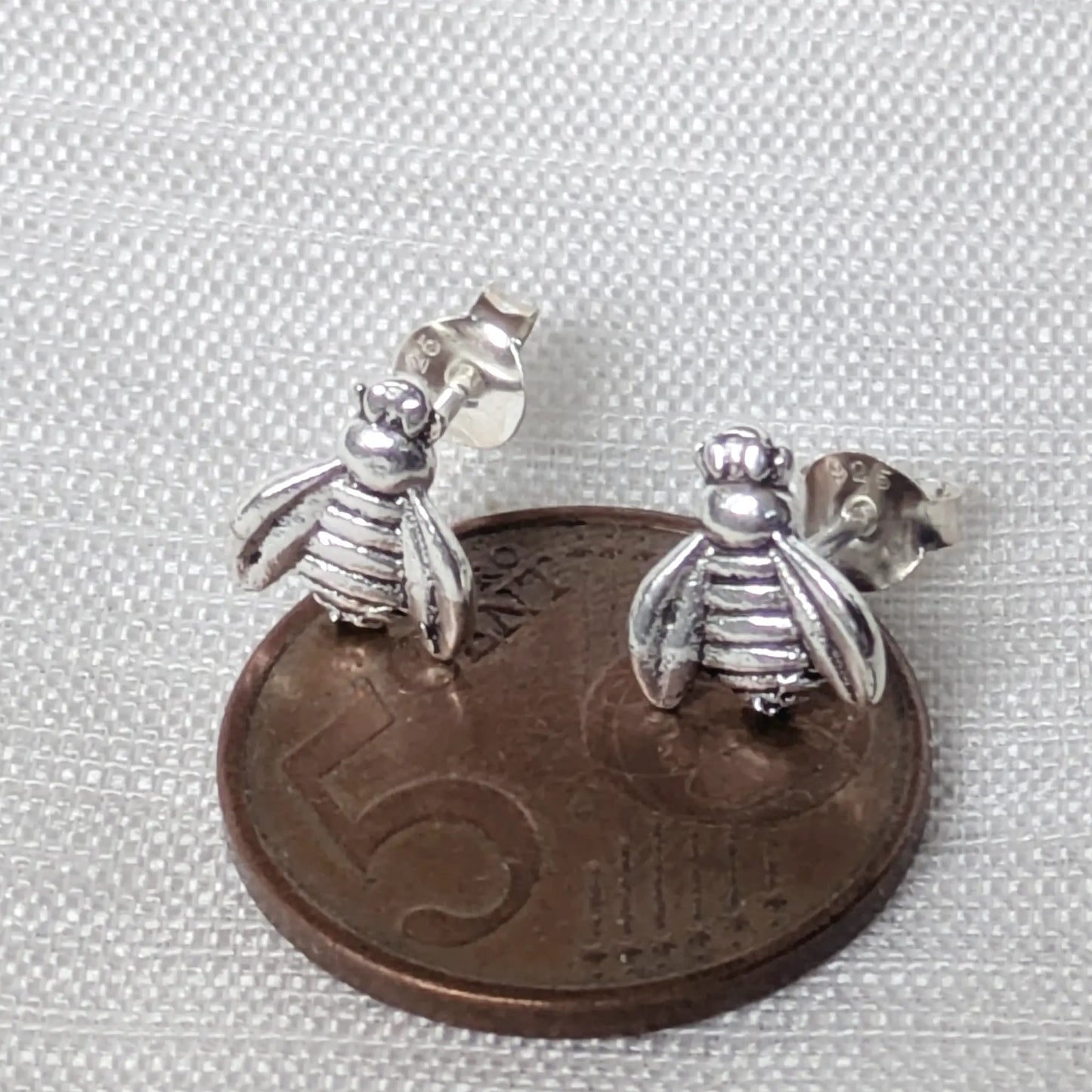 Größenvergleich der kleinen Silber Bienen auf einer 5-Cent-Münze für Kunden.