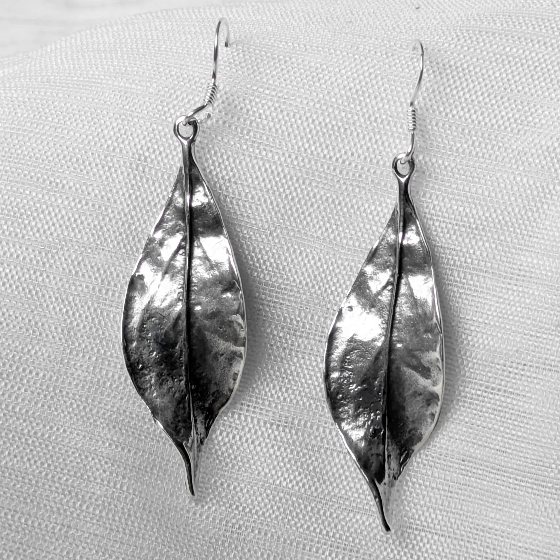 Frontale Ansicht der botanischen Blätter-Ohrhänger aus 925 Sterling Silber mit filigranen Blattadern im Vintage-Stil.