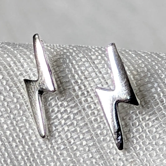 Detailierte Nahaufnahme von zwei hochglanzpolierten Blitz Ohrsteckern aus echtem 925 Sterling Silber.