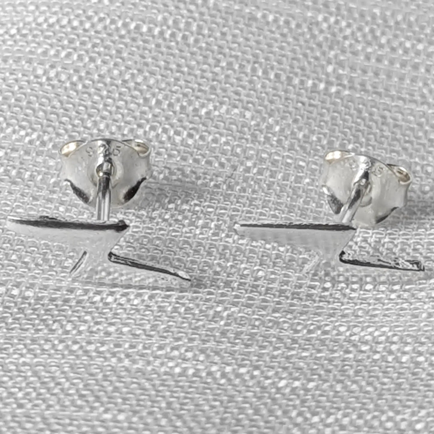 Frontalansicht der silbernen Lightning Bolt Ohrringe im minimalistischen und geometrischen Design.
