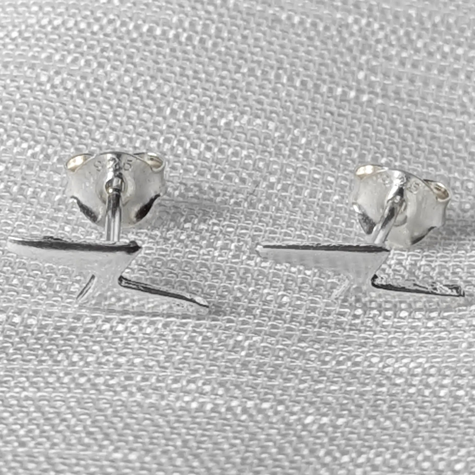 Frontalansicht der silbernen Lightning Bolt Ohrringe im minimalistischen und geometrischen Design.