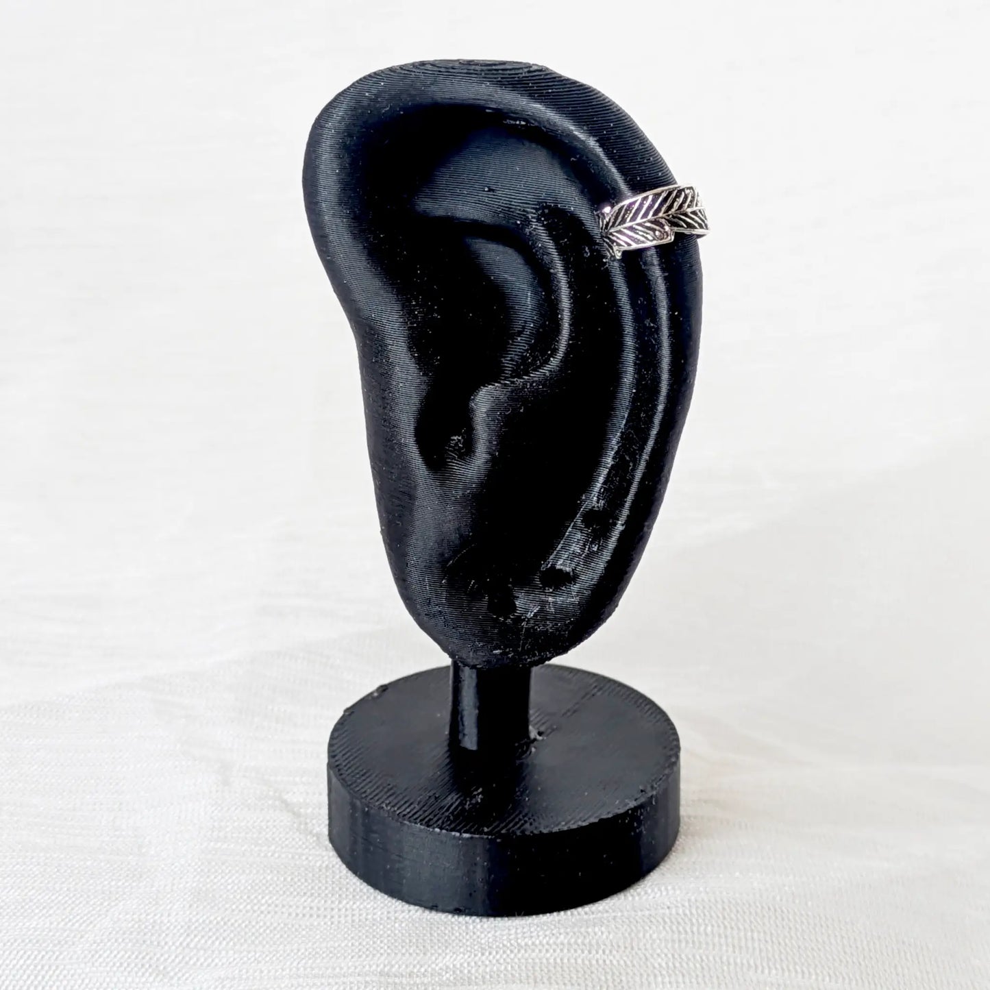 Ear Cuff Silber 925 als Fake-Helix-Piercing getragen am schwarzen Ohr-Display