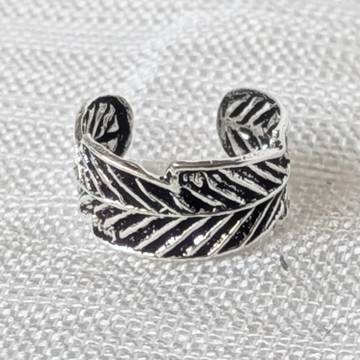 Nahaufnahme Ear Cuff Silber 925 mit oxidiertem Blattmuster und feinem Relief