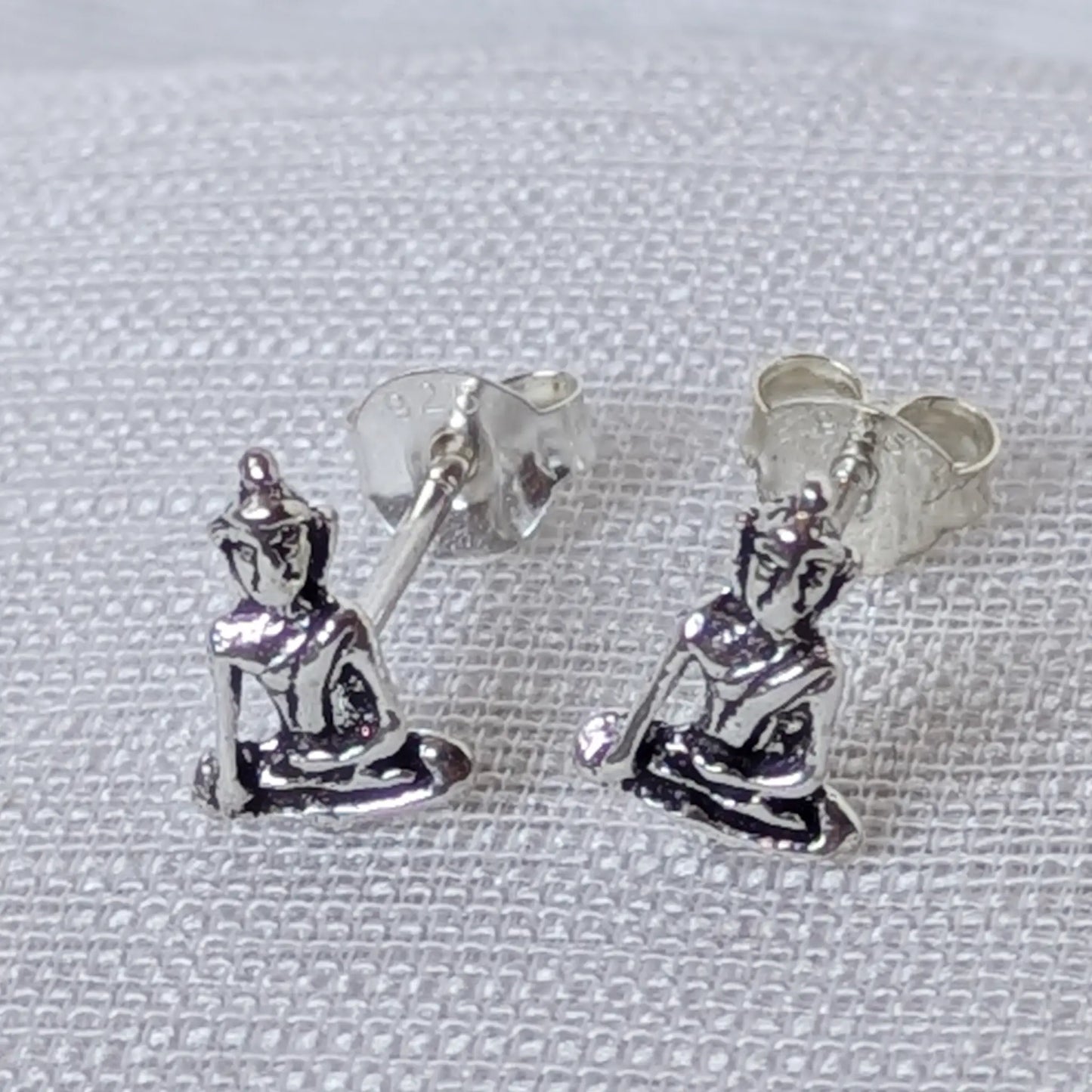 Frontalansicht der kleinen Buddha Ohrstecker aus echtem 925 Sterling Silber.