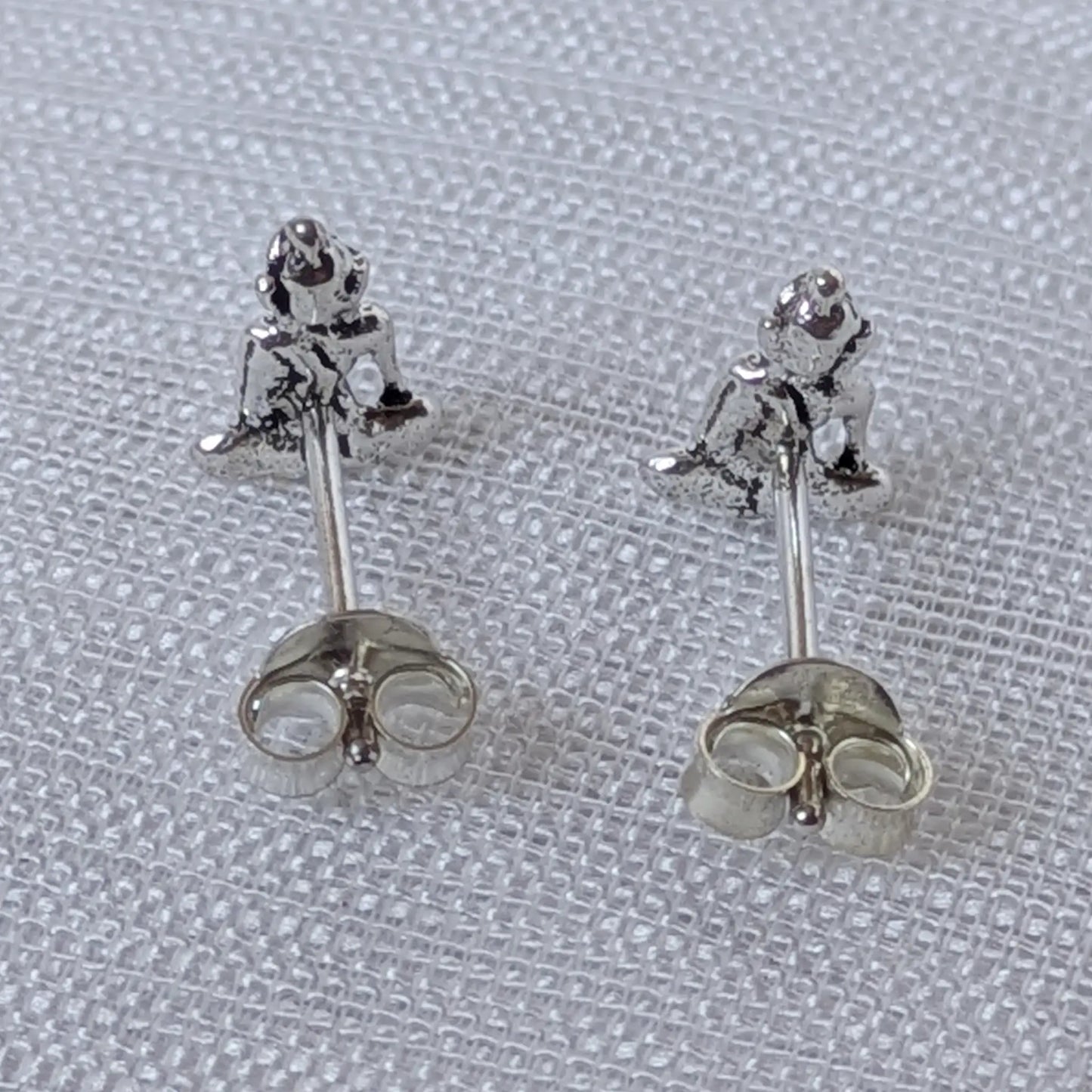 Rückansicht der 925 Silber Buddha Ohrringe mit Ohrmutter-Verschluss.