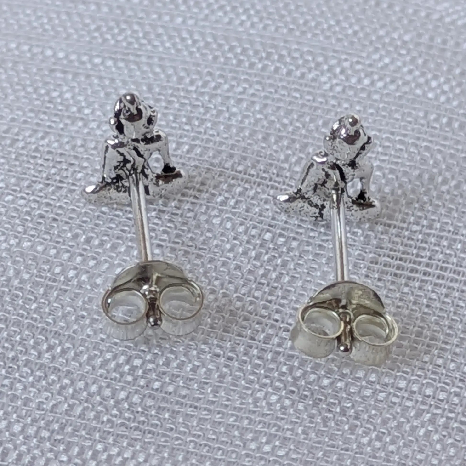 Rückansicht der 925 Silber Buddha Ohrringe mit Ohrmutter-Verschluss.