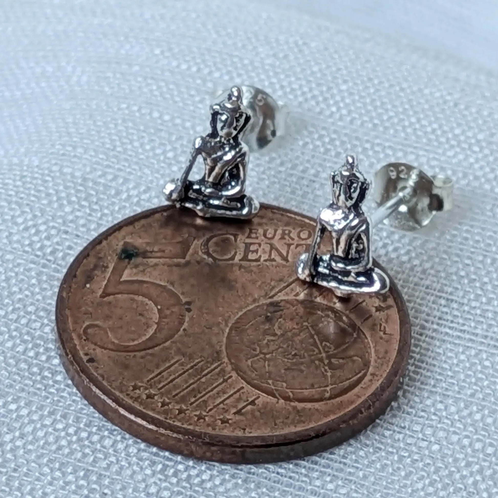 Größenvergleich der 925 Silber Buddha Ohrstecker auf einer 5-Cent-Münze.