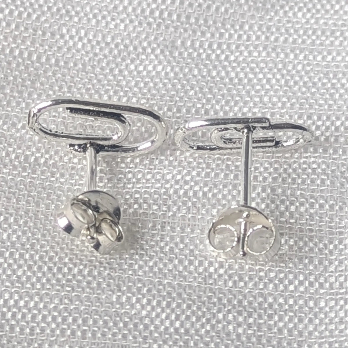 Rückseite und sicherer Stecker-Verschluss der witzigen Büroklammer Silberohrringe.