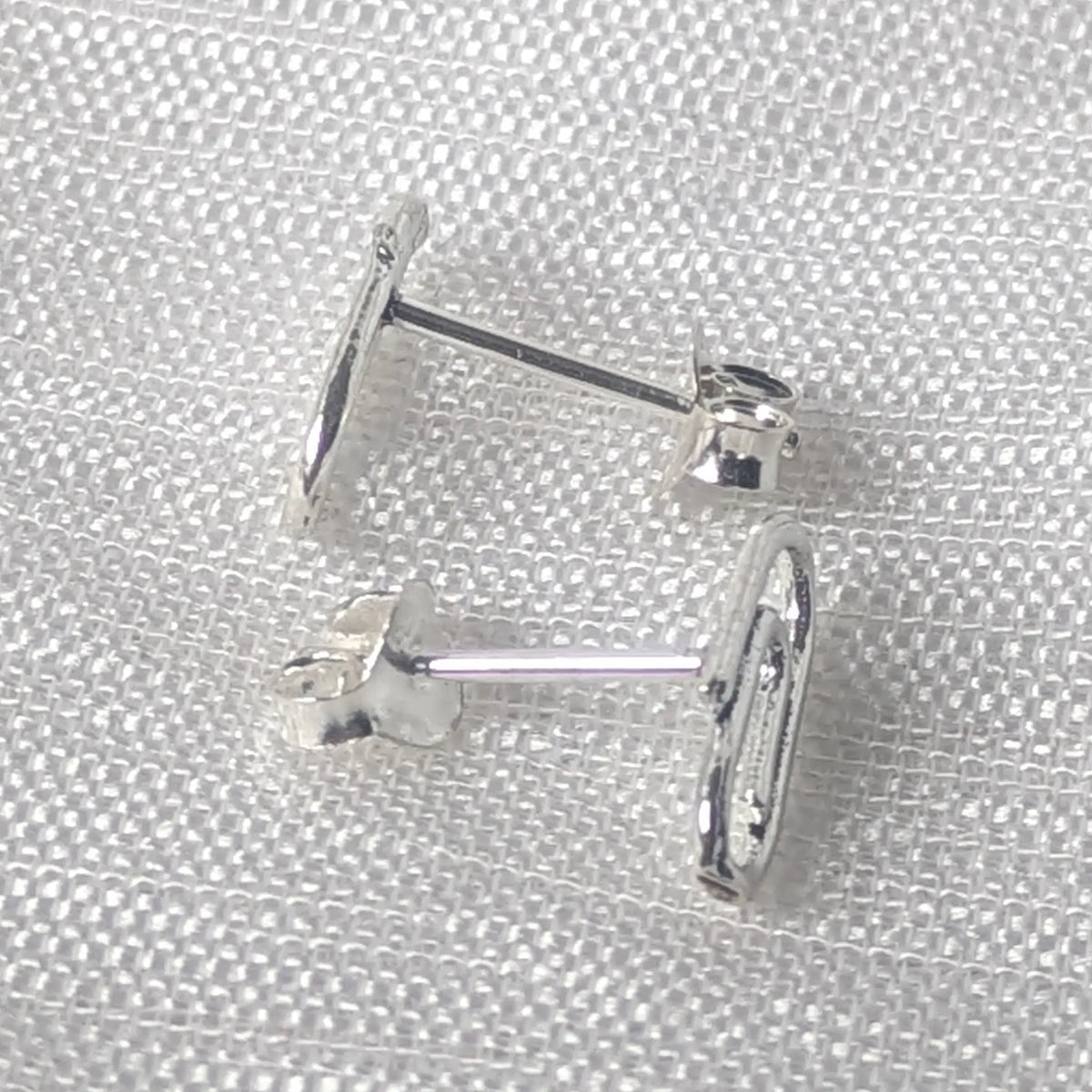 Seitenprofil der flachen Büroklammer Ohrstecker aus Sterlingsilber.