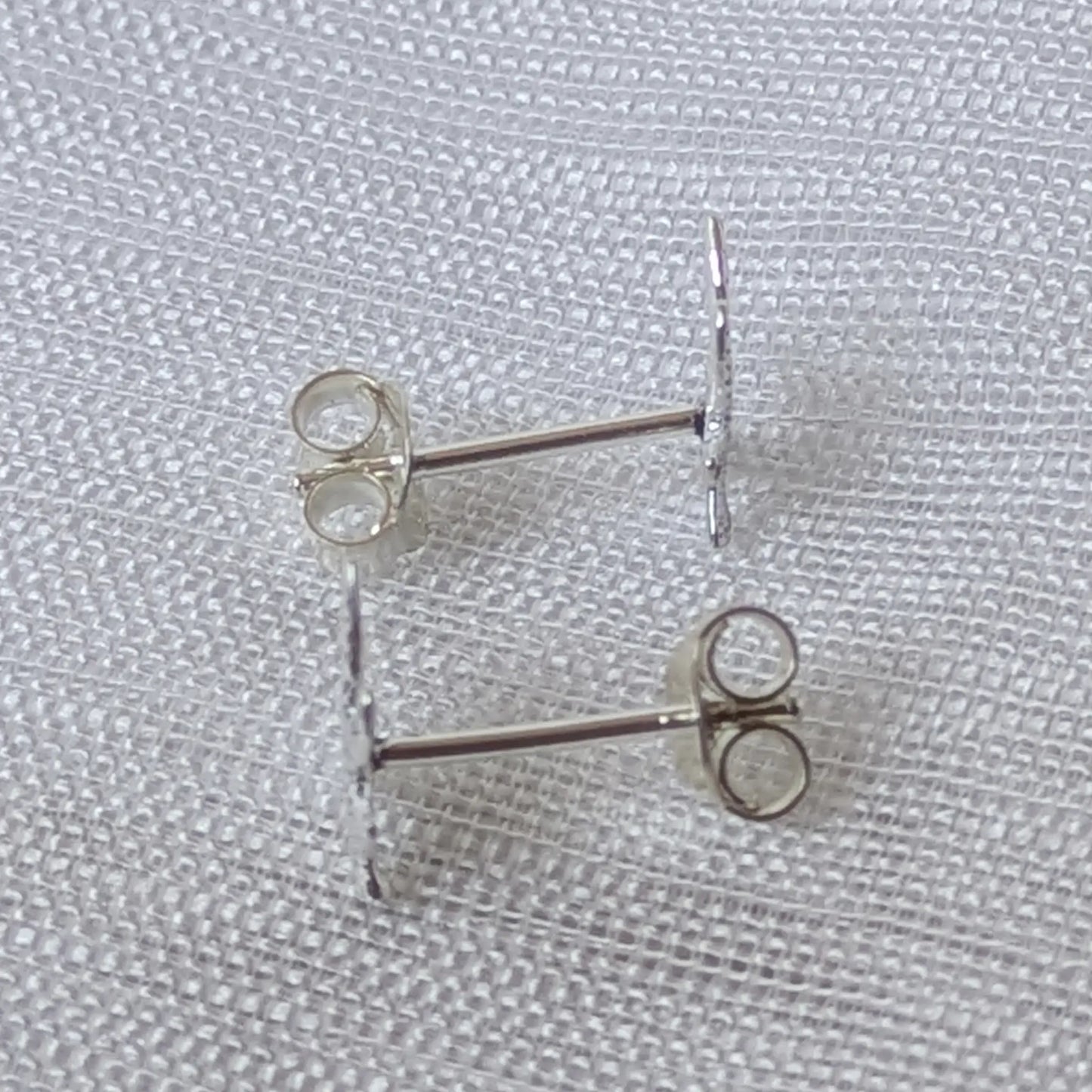 Seitenansicht Cannabis Ohrstecker Silber mit Stift und Feingehaltstempel