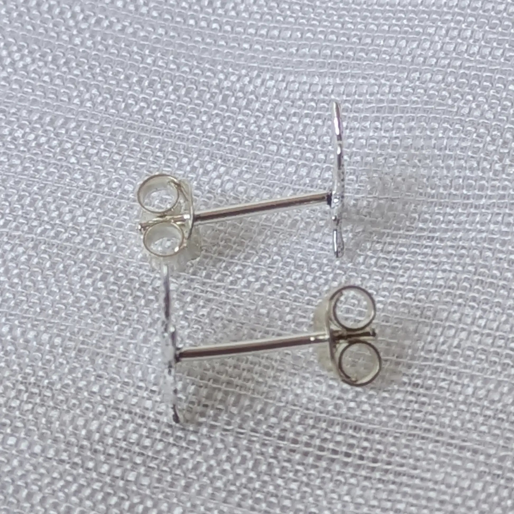 Seitenansicht Cannabis Ohrstecker Silber mit Stift und Feingehaltstempel