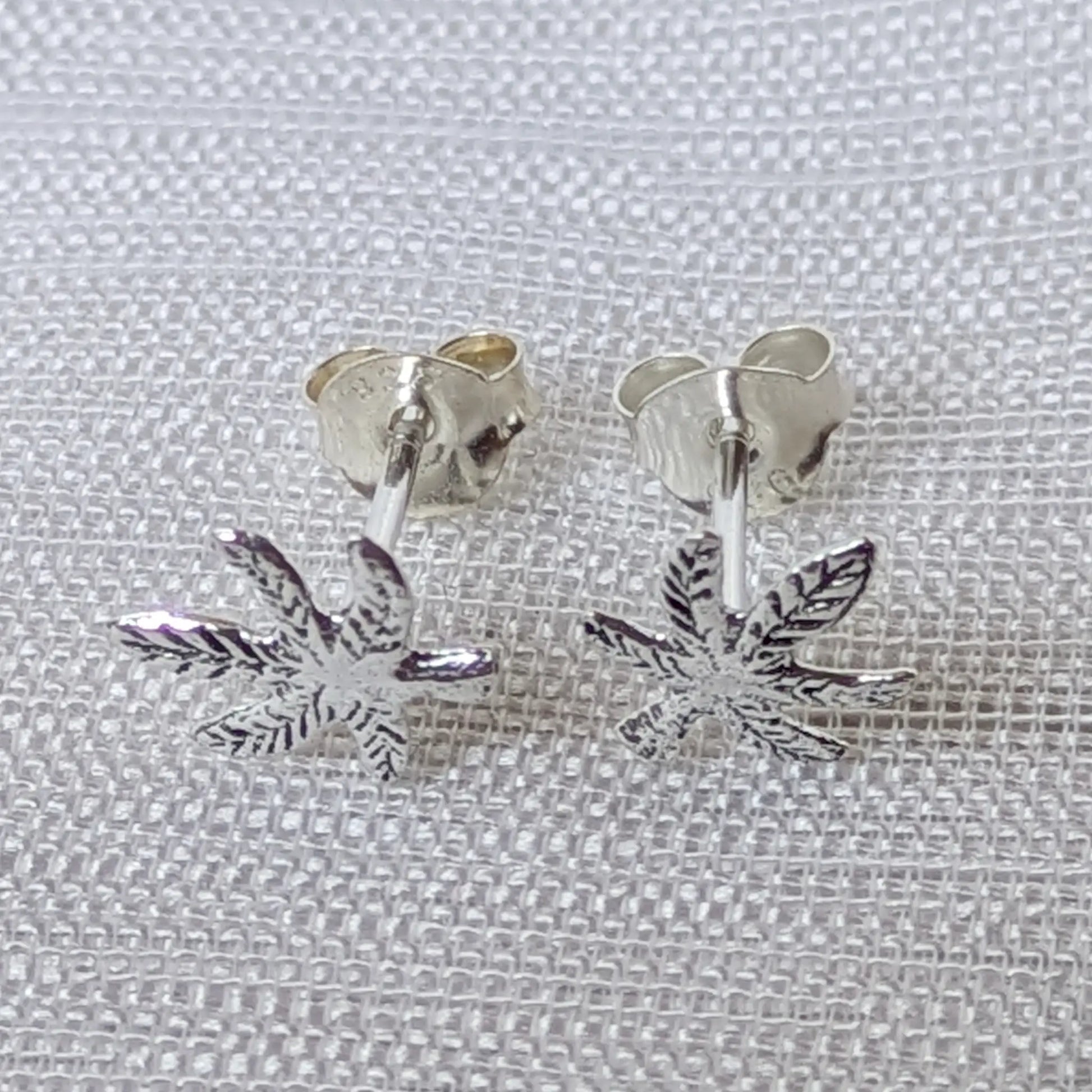 Frontalansicht Paar 925 Silber Ohrstecker im Hanfblatt Marihuana Design