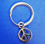 Lade das Bild in den Galerie-Viewer, Mini Creole aus Silber mit Peace Symbol - Ohrringe
