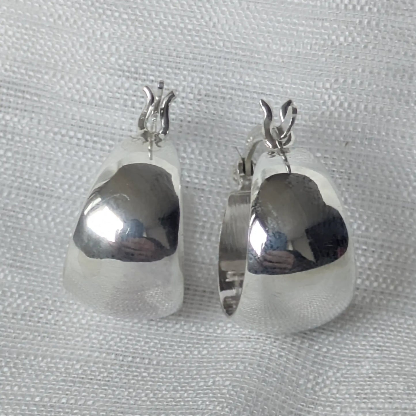 Detailansicht der hochglanzpolierten Oberfläche der 925 Silber Creolen.