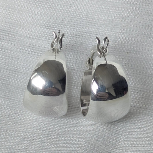 Detailansicht der hochglanzpolierten Oberfläche der 925 Silber Creolen.