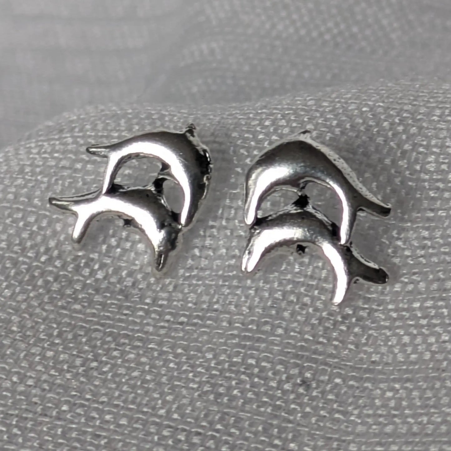 Detailansicht Delfin Ohrstecker 925 Sterling Silber glänzend.