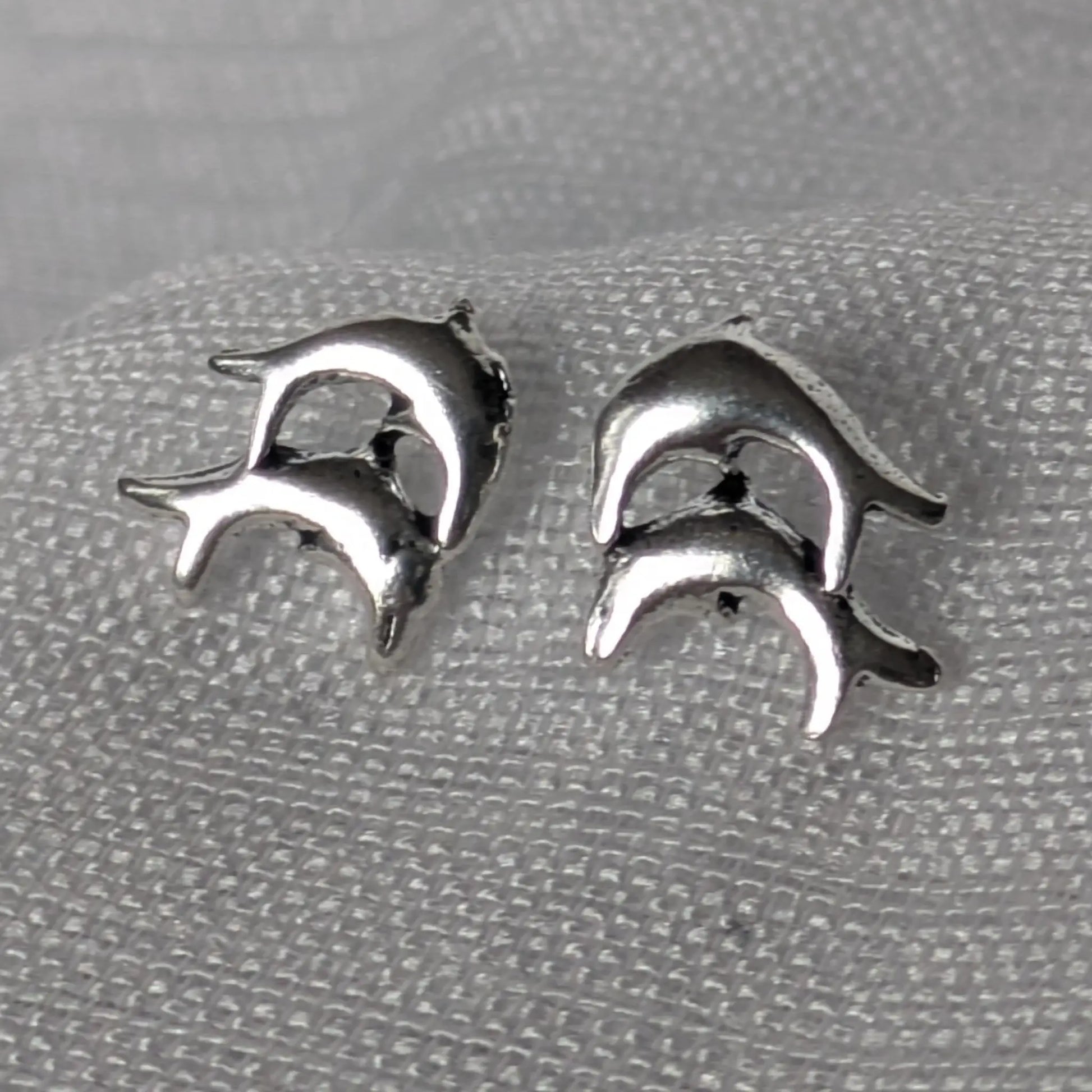 Detailansicht Delfin Ohrstecker 925 Sterling Silber glänzend.
