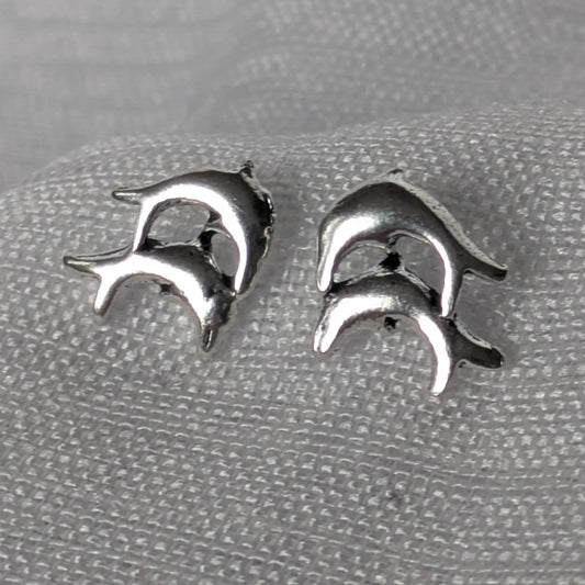 Detailansicht Delfin Ohrstecker 925 Sterling Silber glänzend.