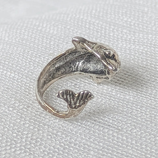 Nahaufnahme der geschwungenen Silber Ohrklemme im 3D Delfin-Design aus 925 Sterling Silber.
