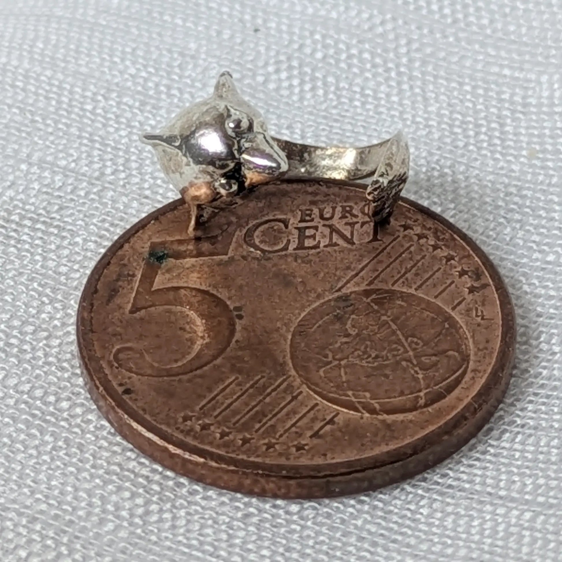 Größenvergleich: 3D Delfin Ohrklemme aus 925 Silber liegend auf einer 5-Cent-Münze.