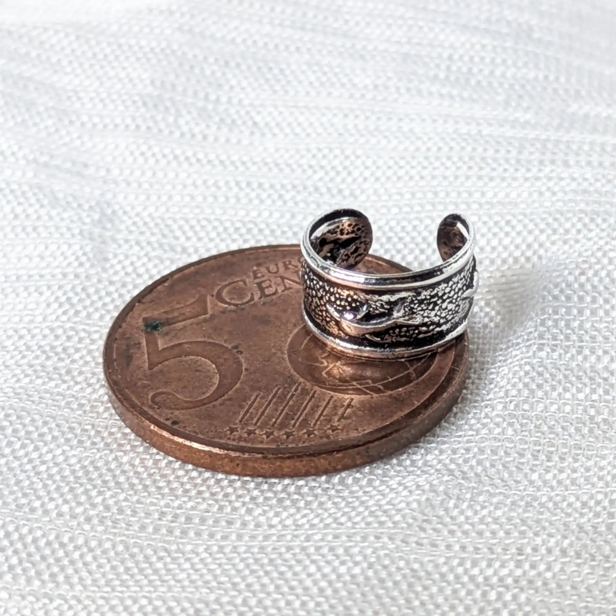 Größenvergleich Ear Cuff Delfin Silber auf einer 5 Cent Münze