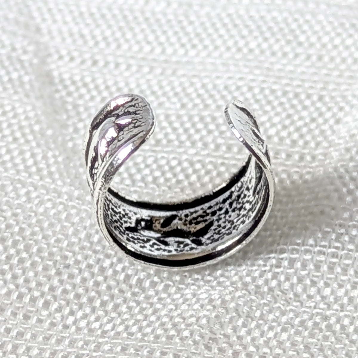 Maritimer Silber Ear Cuff Delfin seitliche Ansicht am Knorpel angepasst