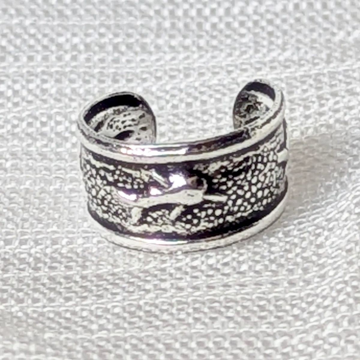 Ear Cuff Delfin 925 Sterling Silber Nahaufnahme mit oxidierter Struktur