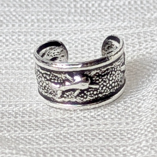 Ear Cuff Delfin 925 Sterling Silber Nahaufnahme mit oxidierter Struktur