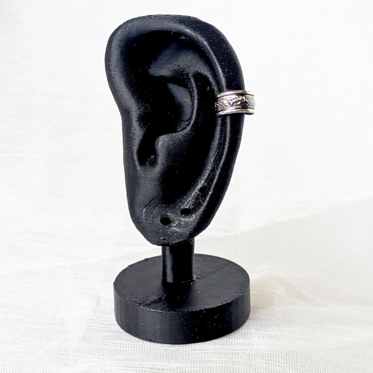 Delfin Ear Cuff 925 Silber getragen am schwarzen Ohr-Display