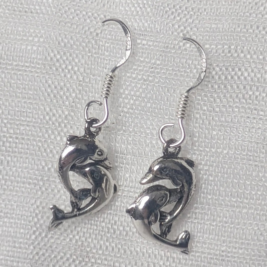 Detaillierte Nahaufnahme der Delfin Ohrringe aus glänzendem 925 Sterling Silber.