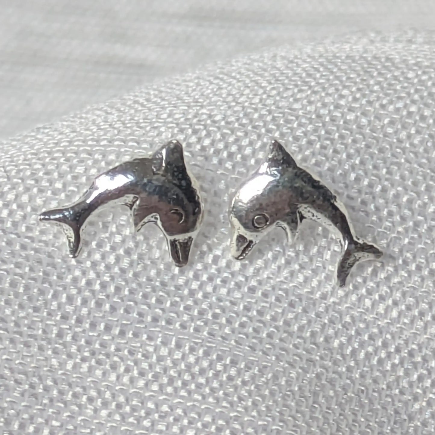 Detailreiche Nahaufnahme der Delfin Ohrstecker aus 925 Silber