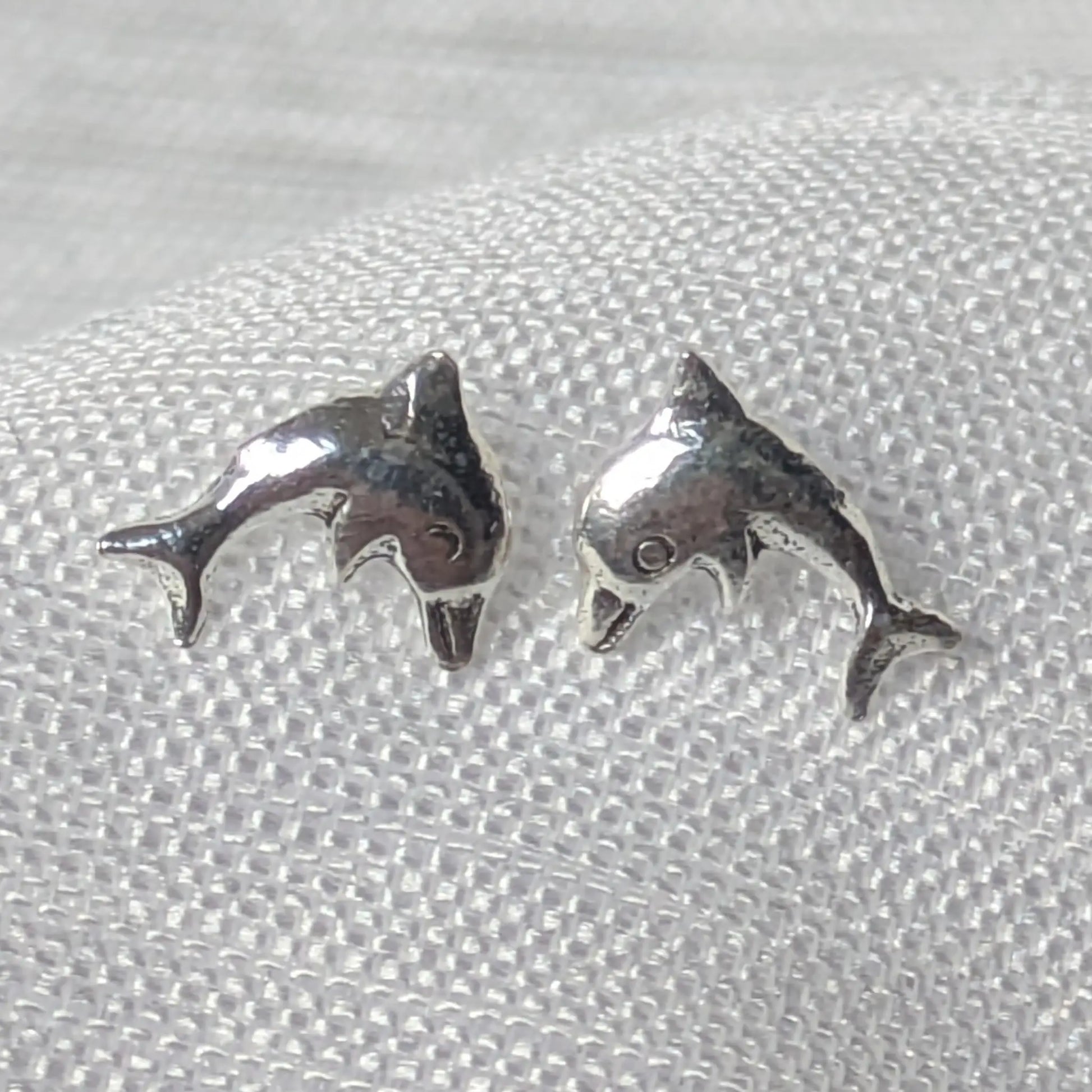 Detailreiche Nahaufnahme der Delfin Ohrstecker aus 925 Silber