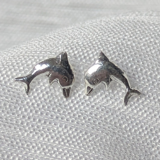 Detailreiche Nahaufnahme der Delfin Ohrstecker aus 925 Silber