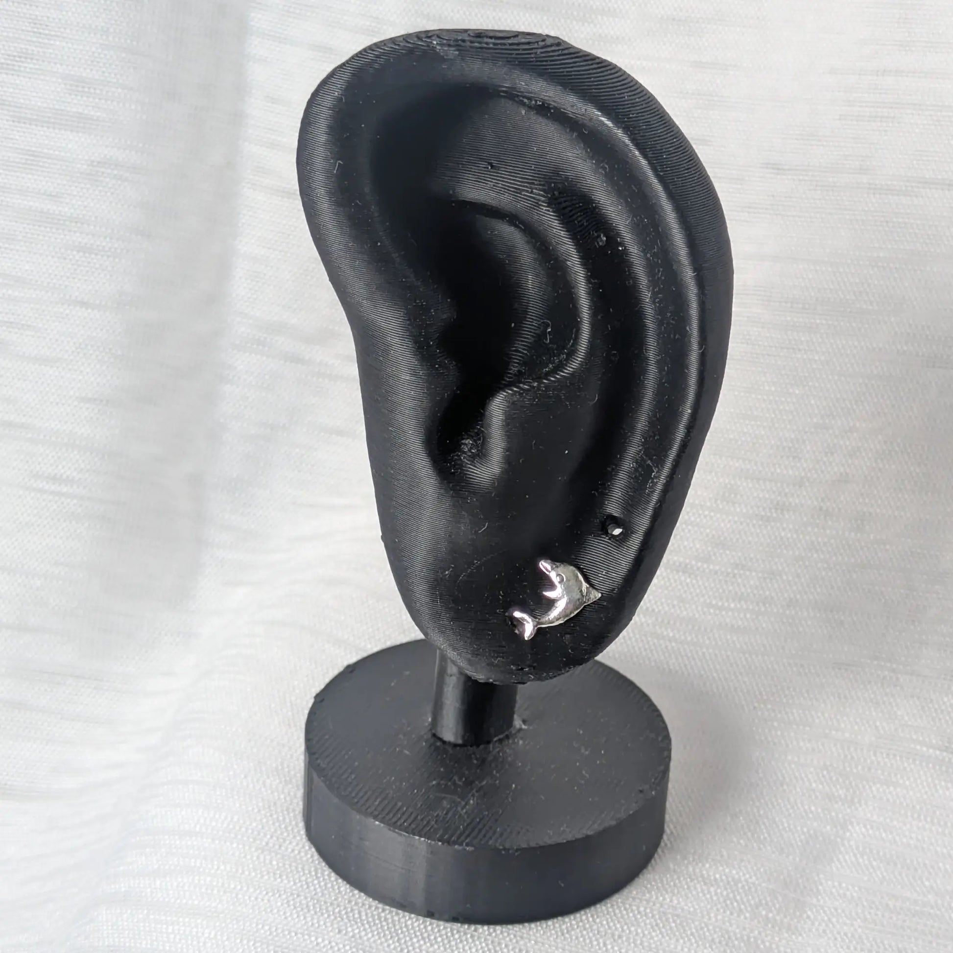 Delfin Silber Ohrstecker präsentiert an einem schwarzen Ohr-Display