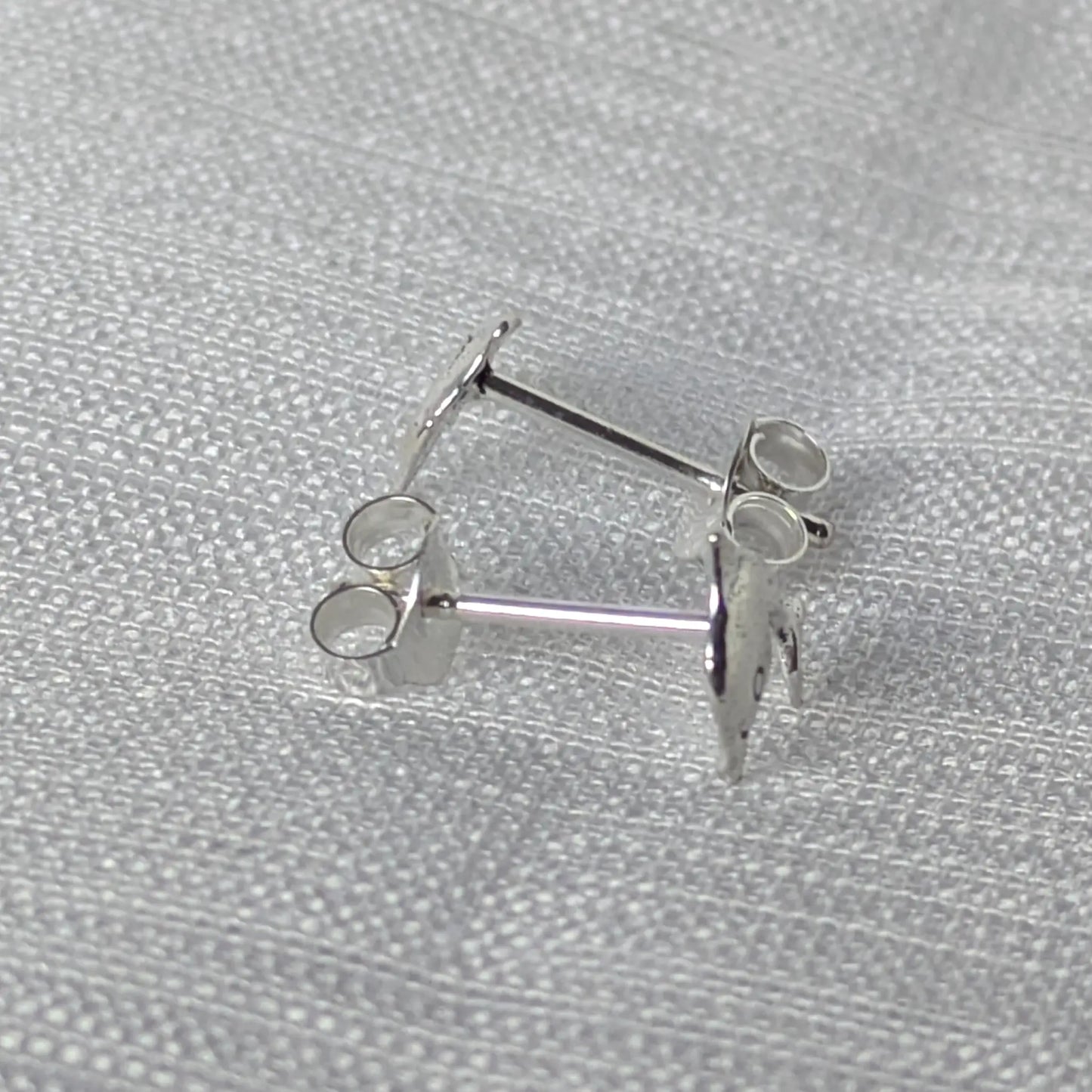 Seitliche Perspektive der 925 Silber Delfin Stecker