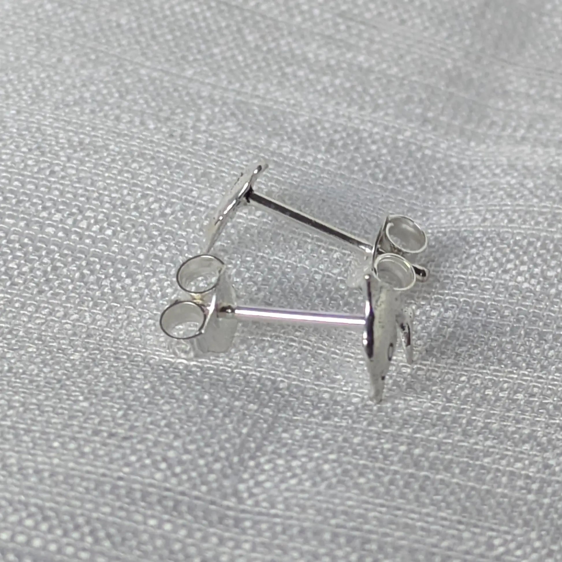 Seitliche Perspektive der 925 Silber Delfin Stecker