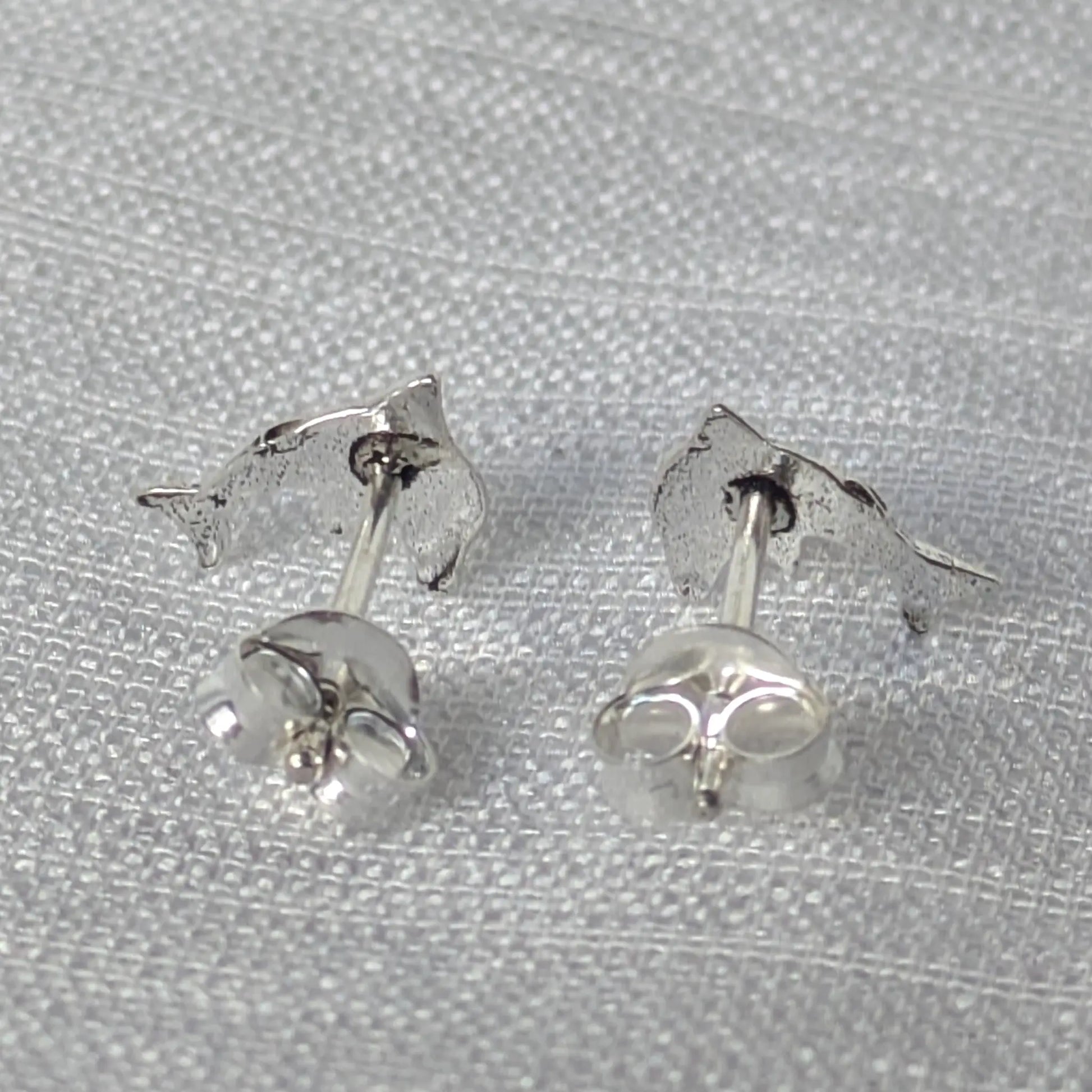 Rückansicht der Delfin Silber Ohrstecker mit Butterfly-Verschluss