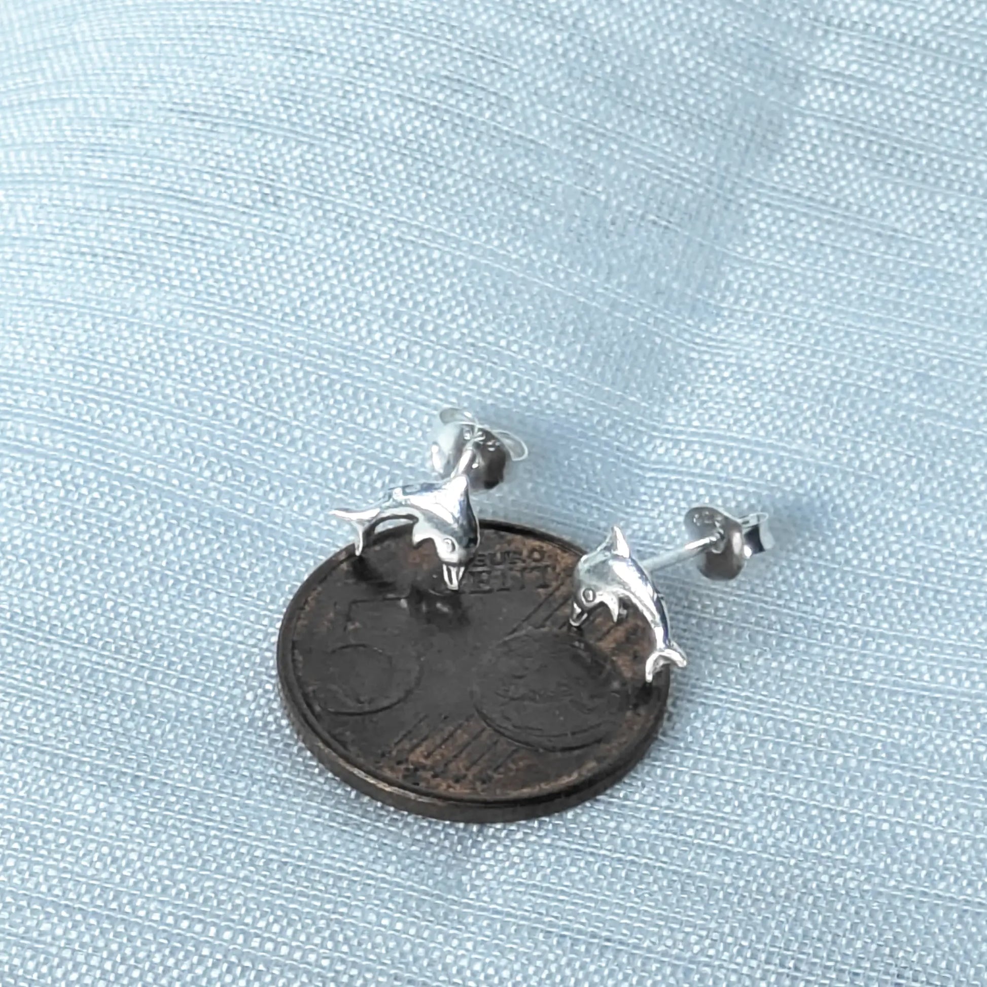 Größenvergleich: Delfin Ohrstecker aus 925 Silber neben einer 5-Cent-Münze