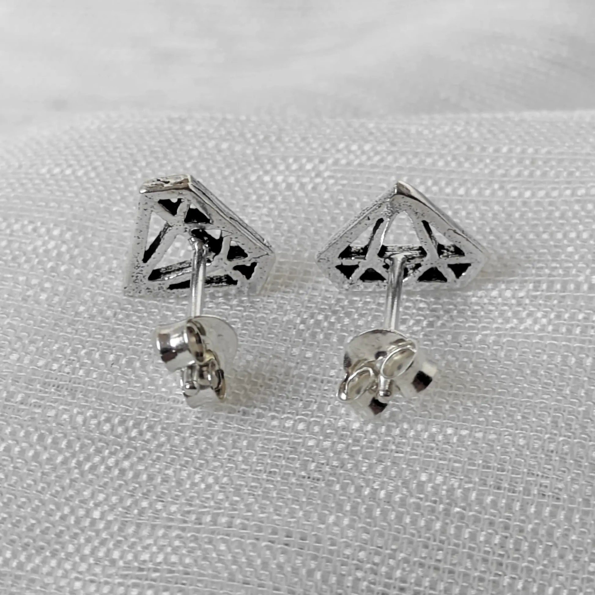 Rückseite der geometrischen Diamant-Form Ohrringe mit geradem Silberstift und stabiler Ohrmutter.